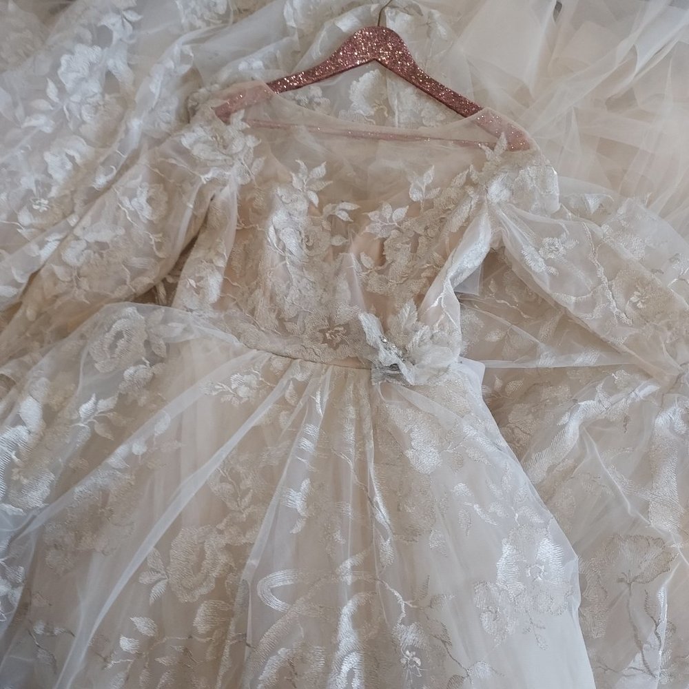 NEW! Lazaro style 3758 Wedding Gown, size 6 to 8 - Picture 2 of 11